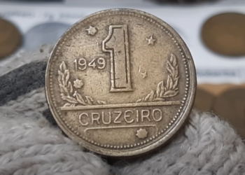 Moeda de 1 cruzeiro de 1949, com erro de cunhagem, mostrando o dístico 'BRASIL' duplicado.
