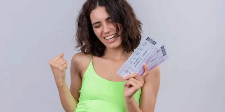 Mulher sorrindo e segurando bilhetes, simbolizando a alegria de ser sorteado no programa Nota Premiada.