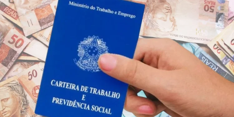 Imagem mostrando a Carteira de Trabalho em mãos, com cédulas de dinheiro ao fundo, representando o novo crédito consignado CLT data.