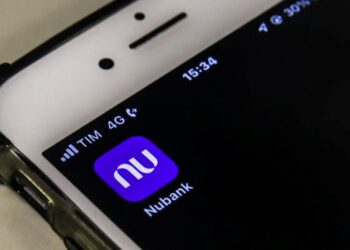 Tela de um celular exibindo o ícone do aplicativo do Nubank, simbolizando o acesso ao informe de rendimentos para a declaração do IR 2025.