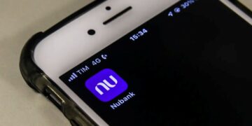 Tela de um celular exibindo o ícone do aplicativo do Nubank, simbolizando o acesso ao informe de rendimentos para a declaração do IR 2025.