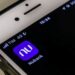 Tela de um celular exibindo o ícone do aplicativo do Nubank, simbolizando o acesso ao informe de rendimentos para a declaração do IR 2025.