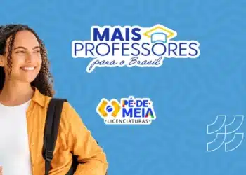 Estudante de licenciatura sorrindo com livros e logo do Pé-de-Meia Licenciaturas ao fundo.