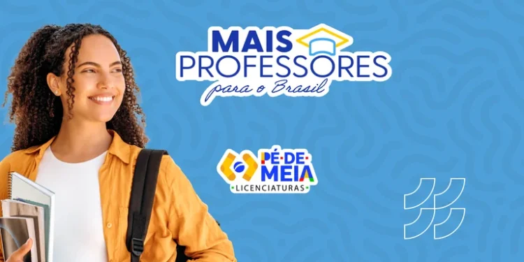 Estudante de licenciatura sorrindo com livros e logo do Pé-de-Meia Licenciaturas ao fundo.