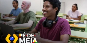 Imagem de estudantes utilizando computadores em sala de aula, com o logo do programa Pé-de-Meia e o slogan 'A poupança do ensino médio