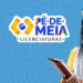 Logo do programa Pé-de-Meia Licenciaturas com uma estudante sorrindo, segurando livros.