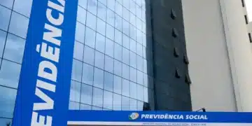 Fachada do edifício do INSS com letreiro Previdência Social em destaque