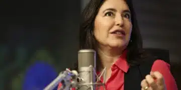 Simone Tebet, Ministra do Planejamento, Orçamento e Gestão, durante pronunciamento sobre verbas para o Bolsa Família e o Pé-de-Meia.