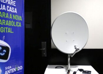 "Antena parabólica digital instalada com o banner 'Siga Antenado' ao fundo, promovendo a nova TV parabólica digital.