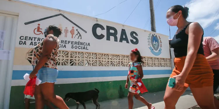 Famílias se dirigem a unidade do CRAS para atendimento social e emissão de documentos.