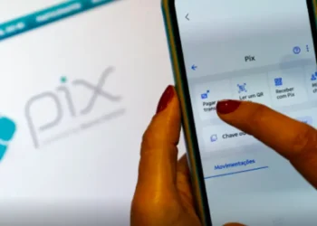 Aplicativo de Pix sendo utilizado para realizar transação financeira com foco na verificação de chaves e movimentações