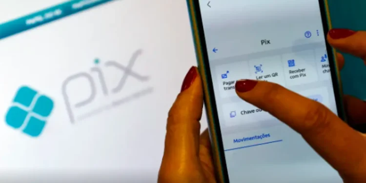 Aplicativo de Pix sendo utilizado para realizar transação financeira com foco na verificação de chaves e movimentações
