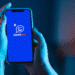 App Caixa Tem aberto na tela de um celular com o logo da Caixa, mostrando a liberação de mais de R$ 700 para beneficiários.