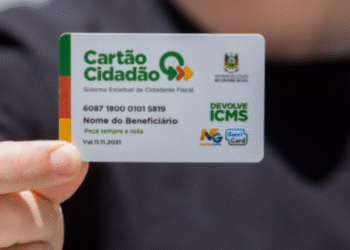 Cartão do programa Devolve ICMS do Rio Grande do Sul sendo exibido por uma pessoa
