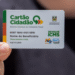Cartão do programa Devolve ICMS do Rio Grande do Sul sendo exibido por uma pessoa