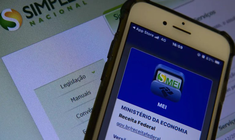 Aplicativo da Receita Federal para MEI aberto em smartphone
