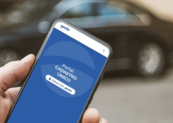 Pessoa acessando o Portal do Cadastro Único pelo celular para atualizar seus dados em 2025