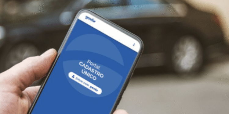 Pessoa acessando o Portal do Cadastro Único pelo celular para atualizar seus dados em 2025