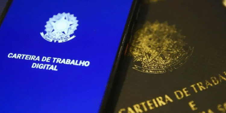 Imagem de um celular exibindo a carteira de trabalho digital ao lado da versão física, destacando a tendência de antecipação de salário via Pix.
