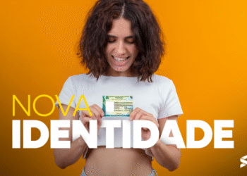 Pessoa sorrindo enquanto segura o novo RG, simbolizando o mutirão para emissão de documentos.