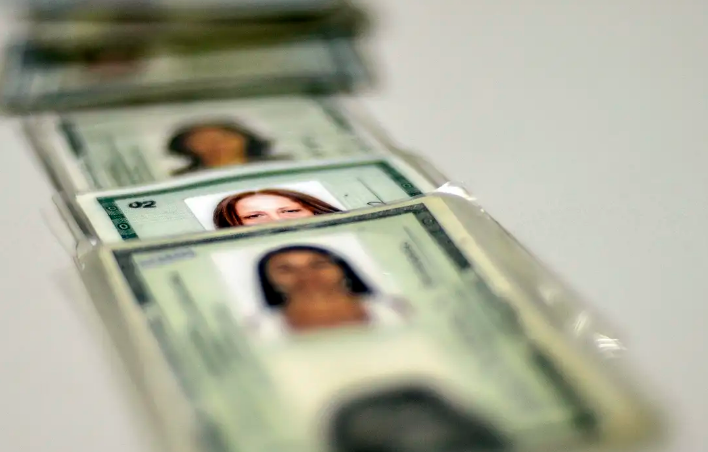 Documentos de identidade, incluindo o RG, exibidos em fila, representando o mutirão para emissão de documentos.