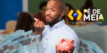 Imagem de um homem segurando um cofrinho rosa e dinheiro, representando o tema da antecipação do pagamento do programa Pé-de-Meia para estudantes do ensino médio.