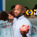 Imagem de um homem segurando um cofrinho rosa e dinheiro, representando o tema da antecipação do pagamento do programa Pé-de-Meia para estudantes do ensino médio.