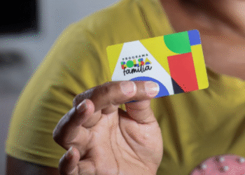 Imagem do cartão do programa Bolsa Família, com destaque para a logomarca colorida.