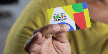 Imagem do cartão do programa Bolsa Família, com destaque para a logomarca colorida.