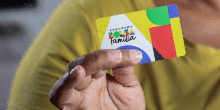 Imagem do cartão do programa Bolsa Família, com destaque para a logomarca colorida.