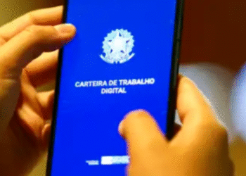 Imagem de um celular mostrando a Carteira de Trabalho Digital, uma ferramenta para consultar se há dinheiro esquecido no PIS/Pasep