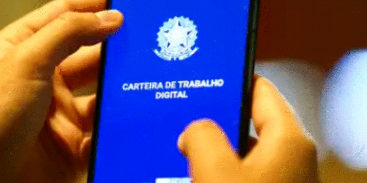 Imagem de um celular mostrando a Carteira de Trabalho Digital, uma ferramenta para consultar se há dinheiro esquecido no PIS/Pasep