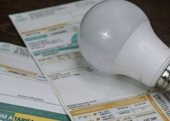 Conta de energia com lâmpada LED ilustrando a economia em comparação com o uso de equipamentos ineficientes.