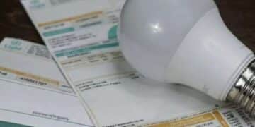 Conta de energia com lâmpada LED ilustrando a economia em comparação com o uso de equipamentos ineficientes.