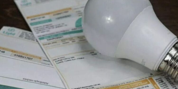 Conta de energia com lâmpada LED ilustrando a economia em comparação com o uso de equipamentos ineficientes.