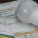 Conta de energia com lâmpada LED ilustrando a economia em comparação com o uso de equipamentos ineficientes.
