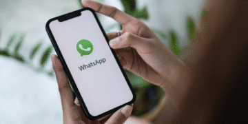 Imagem mostrando a tela inicial do WhatsApp com o logo do aplicativo, destacando a funcionalidade de consulta ao Bolsa Família.