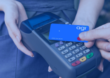 "Pessoa realizando uma transação com cartão de pagamento, ilustrando como acessar o suporte necessário."