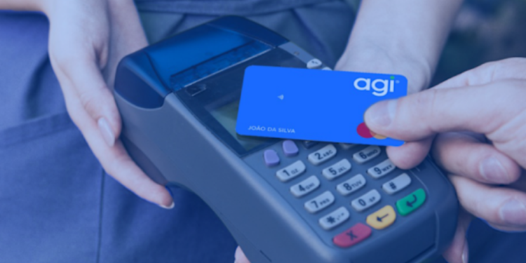 "Pessoa realizando uma transação com cartão de pagamento, ilustrando como acessar o suporte necessário."