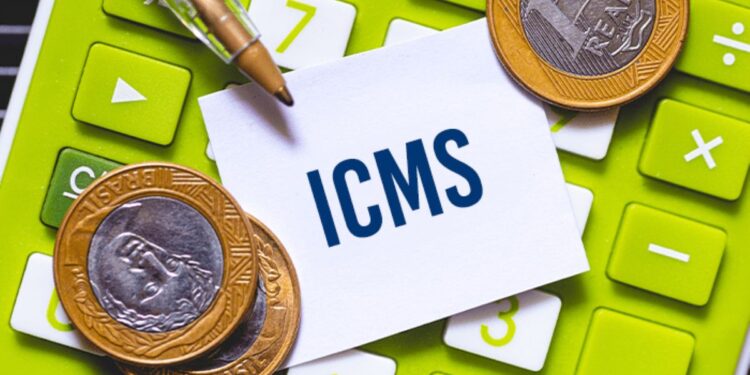 Imagem de moedas e calculadora com a palavra ICMS destacada.