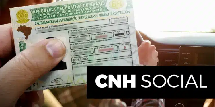"Imagem de uma pessoa segurando a CNH enquanto está no banco de motorista, com o logo do programa CNH Social."