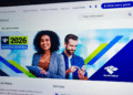 Dois adultos felizes acessando tablets com banner “2026 Imposto de Renda” e logo da Receita Federal