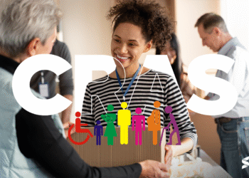 "Imagem de pessoas caminhando em frente ao prédio do CRAS, ilustrando a importância da atualização cadastral para manter os benefícios sociais."