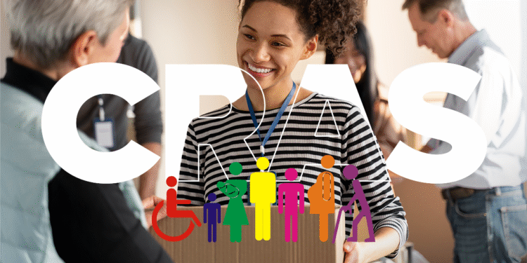 "Imagem de pessoas caminhando em frente ao prédio do CRAS, ilustrando a importância da atualização cadastral para manter os benefícios sociais."