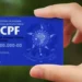 Cartão de CPF sendo segurado, ilustrando o uso do CPF para consultar o PIS de maneira rápida e segura.
