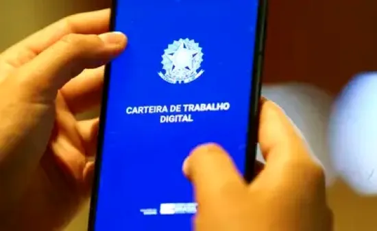 Pessoa acessando a Carteira de Trabalho Digital pelo celular. Dicas para descobrir seu PIS de forma rápida e segura.