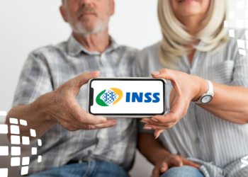 Aposentados segurando um celular com o logo do INSS, referente ao pagamento antecipado do décimo terceiro do INSS.