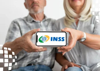 "Casal de aposentados mostrando o aplicativo do INSS no celular."