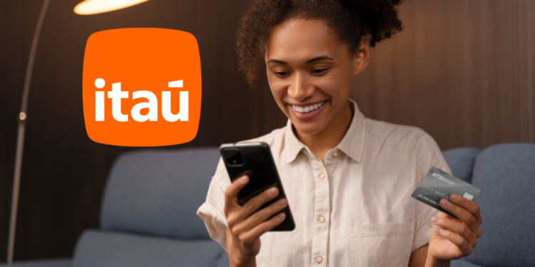 Mulher usando o aplicativo do Itaú para verificar informações com cartão em mãos.