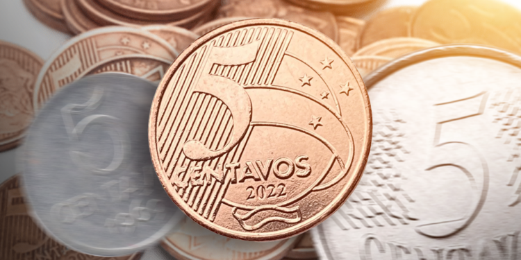 "Moeda de 5 centavos de 2022, representando as moedas raras que podem valer até 130 reais, como a moeda de 5 centavos de 2009 com erro de reverso invertido.